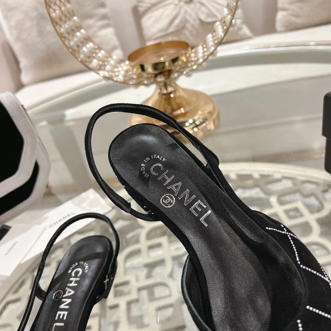 👟👟Ex-factory price 540👟👟 CHANEL Xiangjia 25vs spring and summer new fashion sandals series... Chanel is a very comprehensive noble fashion lifestyle brand. The same models are sold by major fashion bloggers and celebrities in Hong Kong, the United States, and other countries. They are simply beautiful. I fall in love with elegance and the playful sense of the future. I want to own them right away just by looking at them. But you can really think about a pair of exquisite high heels. This series is specially designed for extraordinary and indifferent ladies to create a unique overall effect. CHANEL designs products that inspire women to move forward and highlight their charm... 1️⃣Material: original customized high mercerized sheepskin 2️⃣Inner lining: original customized imported sheepskin 3️⃣Feet: original customized imported sheepskin 4️⃣Outsole: genuine leather sole imported from Italy 5️⃣Heel height: 2.5cm/6.5cm/9cm 6️⃣Number: 34-43 (34.40.41.42.43 customized is not returnable) 7️⃣Packaging: The latest and exquisite full set of packaging at the counter